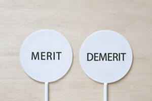 Merit 　Demeritと書かれた札が机の上にある