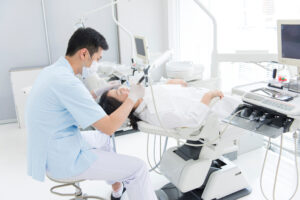 歯科医院で治療を受ける女性
