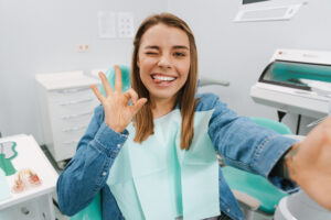歯科医院で笑顔でこちらをみている女性