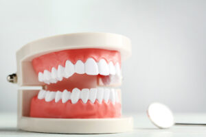机に置かれた歯の模型と歯科用器具