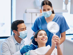治療後に鏡で自分の歯を確認する女性
