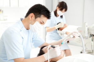 歯科医院で治療を受ける女性患者