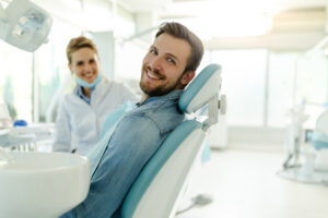 歯科医院で治療を受けて笑う男性