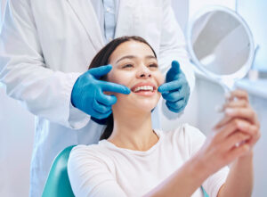 歯科医院でホワイトニングを受けて笑う女子