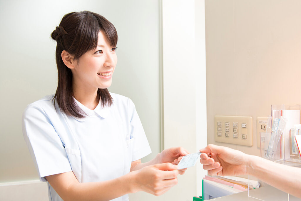 歯科医院で受診する様子