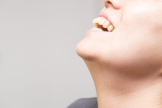 出っ歯の男性の口元