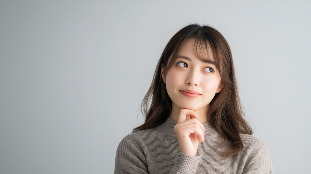 部分矯正と全体矯正の費用の違いを考える女性