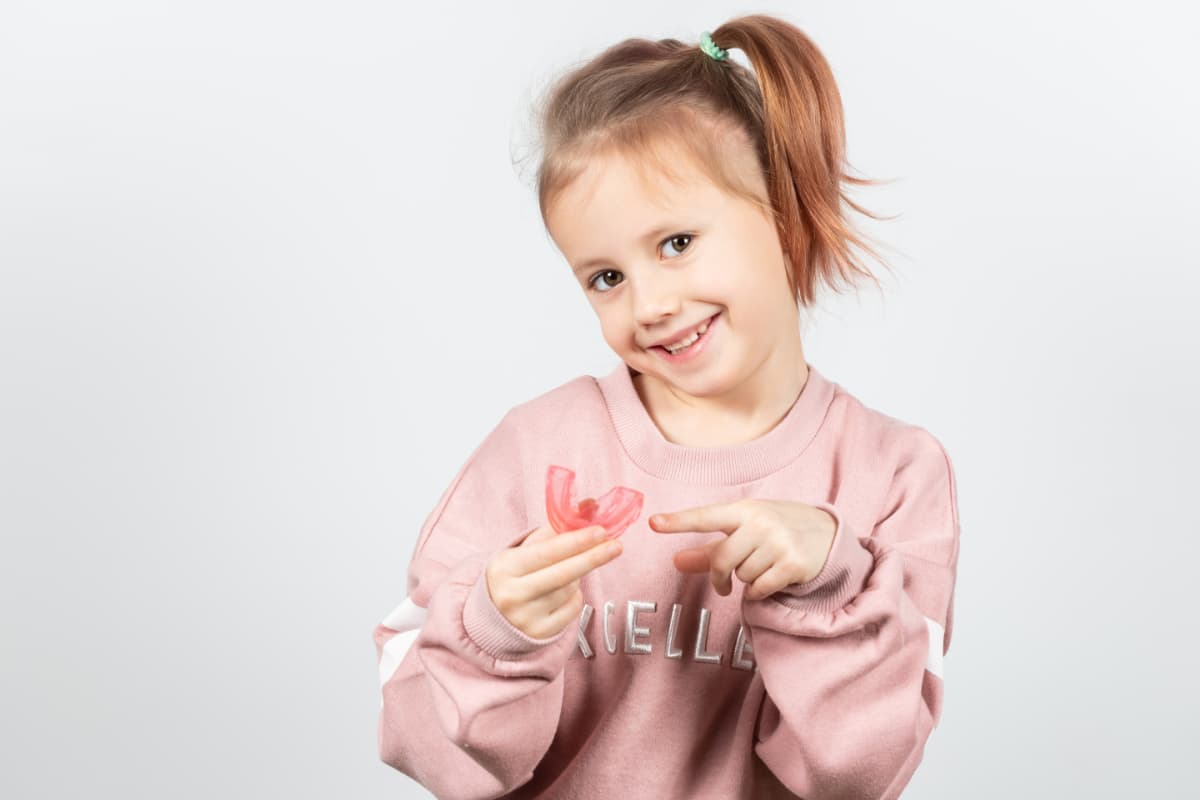 プレオルソを手に笑顔を見せる女の子