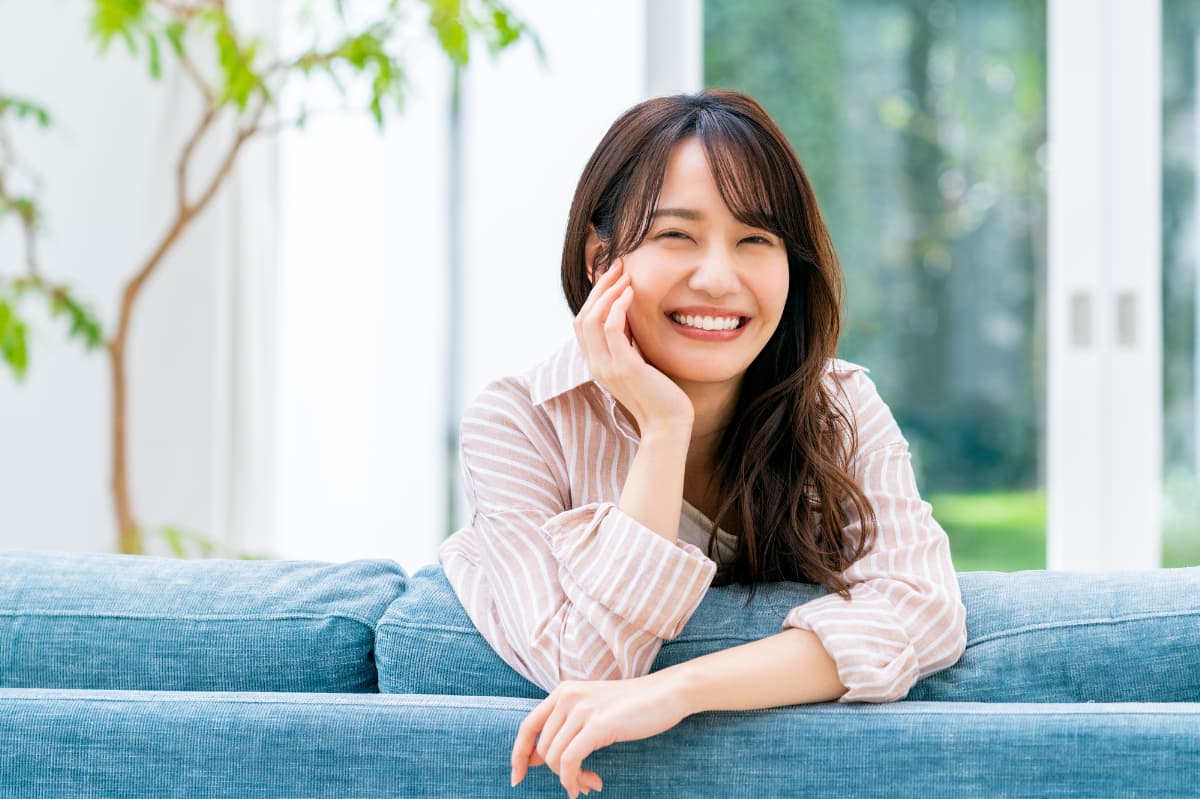 マウスピース矯正で受け口を治した笑顔の女性