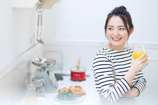 歯科医院でクリーニングを受け笑顔で食事をとる女性