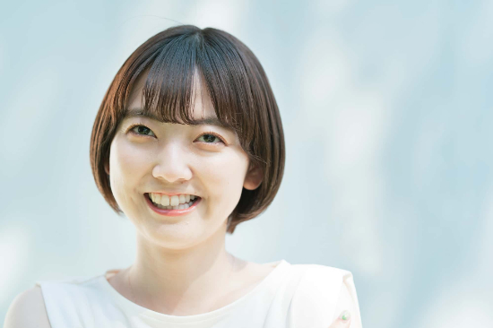 噛み合わせの治療をして笑顔の女性