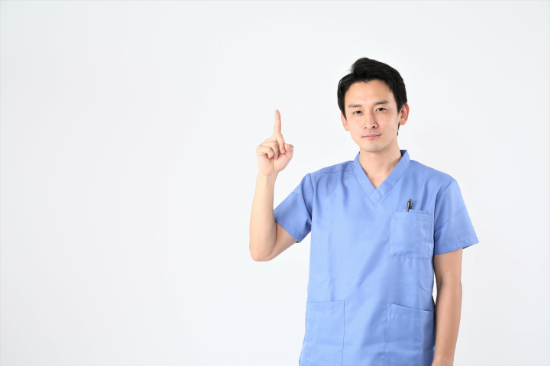 マウスピースが浮いてしまう原因を説明する歯科医師