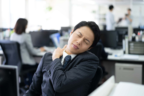 歯周病の原因となるストレスを抱えた男性