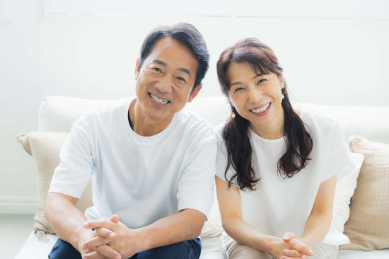 歯周病を予防して笑顔の男女