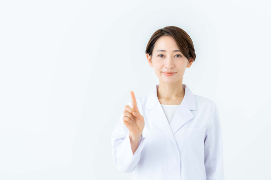 歯周病の予防と早期発見の重要性を説明する歯科医