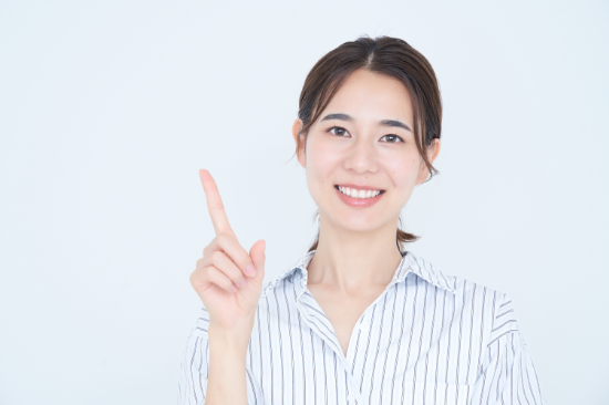 インビザラインで行うゴムかけの種類を紹介する女性