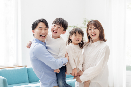 子どもの受け口を治療して笑顔を見せる家族