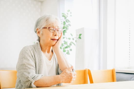 入れ歯が外れやすくて悩む女性
