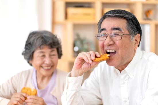 食事を楽しむ老夫婦