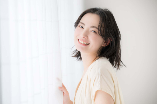 ワイヤー矯正で美しい歯並びになった女性