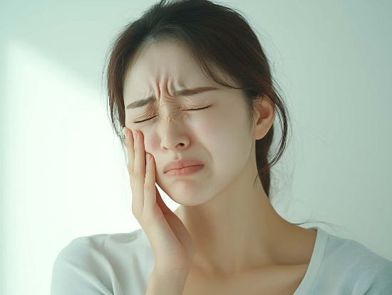 虫歯が再発して痛い女性