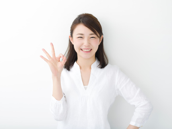 OKサインを出す笑顔の女性