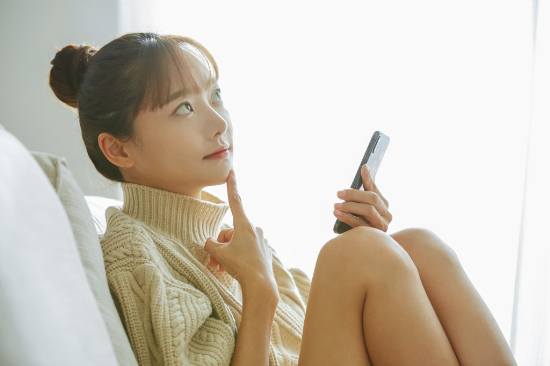 なぜ矯正治療で抜歯をすることがあるのか考える女性