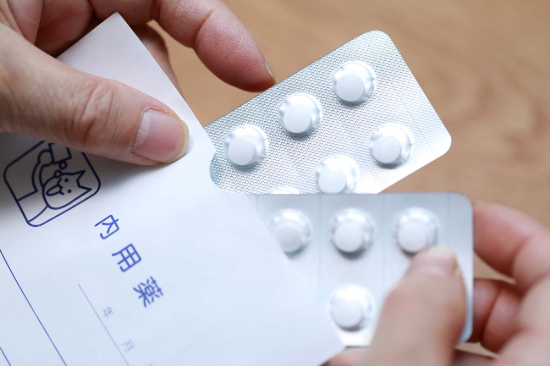 インビザライン矯正中に痛いときに鎮痛剤を飲むイメージ