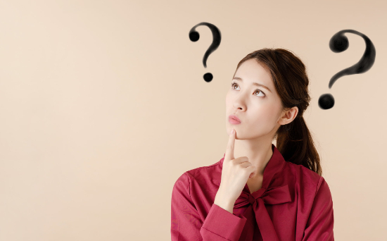 インビザライン治療で痛い・やめたいと感じるのはどんなときか考える女性