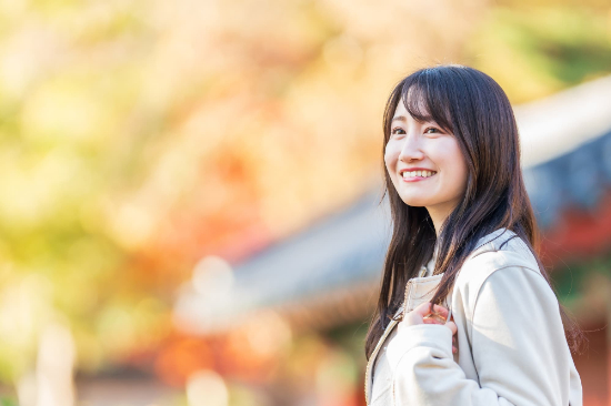 旅行を楽しむ女性