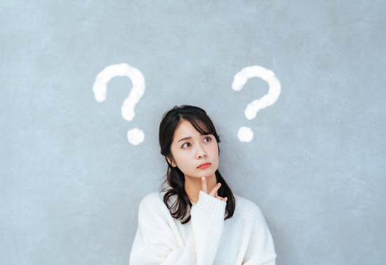 横向きに生えた親知らずは抜歯が必要か考える女性