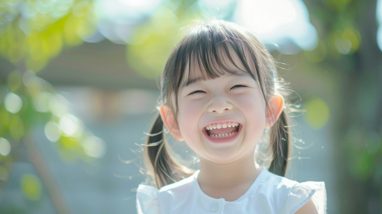 床矯正で歯列が整い笑顔を見せる子ども