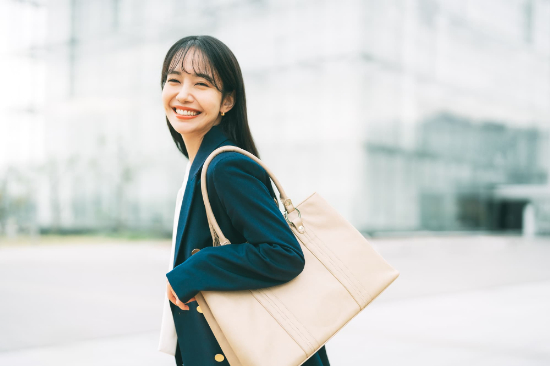 笑顔で歩くビジネスウーマン
