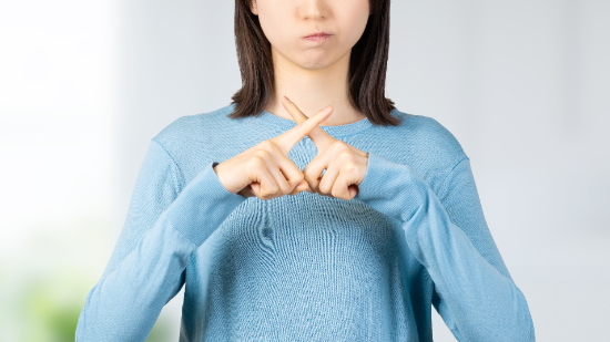 治療できないケースを紹介する女性