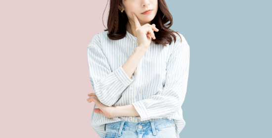 インビザライン Goとインビザライン・ライトの違いを比較する女性