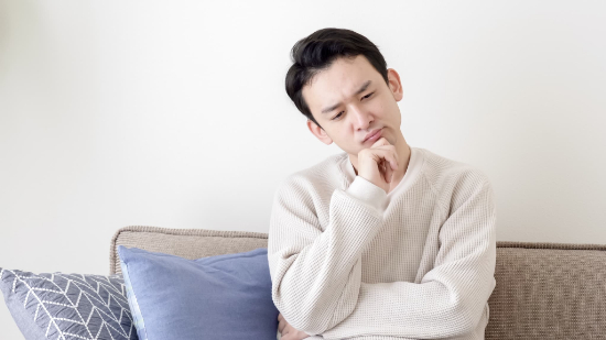 インプラントの骨造成手術とはどんな治療か考える男性