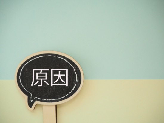 インビザラインのアライナーが浮く原因を示すイメージ