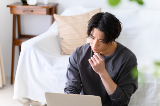 親知らずは抜いたほうがいいかを考えている男性