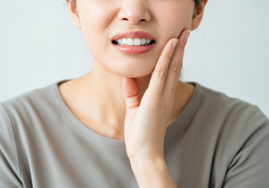 親知らずが生えてきて痛みが出ている女性