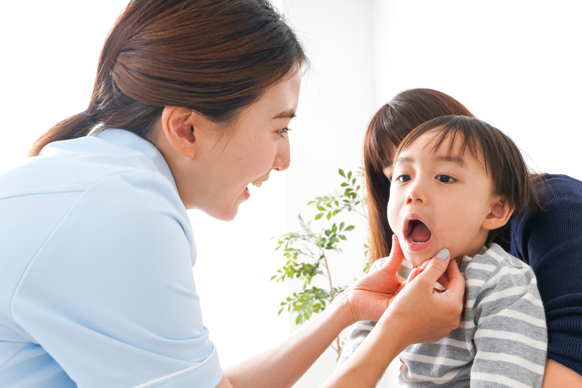 MFT(口腔筋機能療法)トレーニングを子どもに教える歯科医師