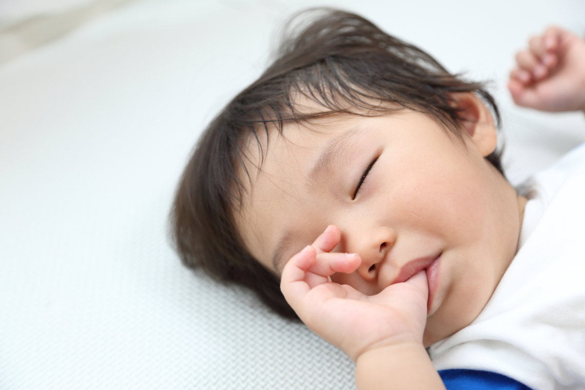 指しゃぶりをして眠る子供