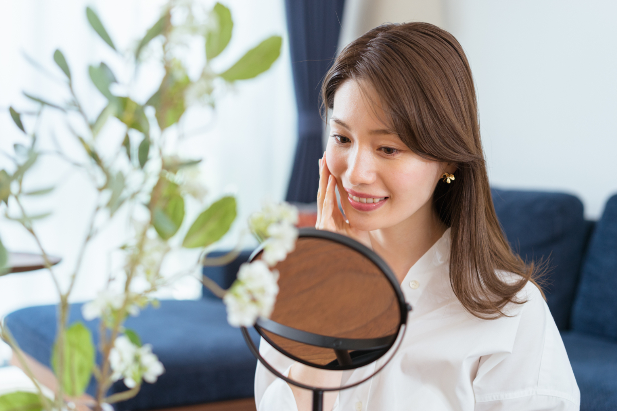 すきっ歯を矯正して嬉しそうに鏡を見る女性