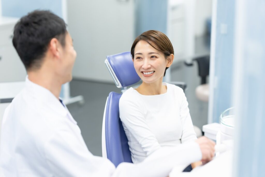 PMTCの流れを説明する歯科医師