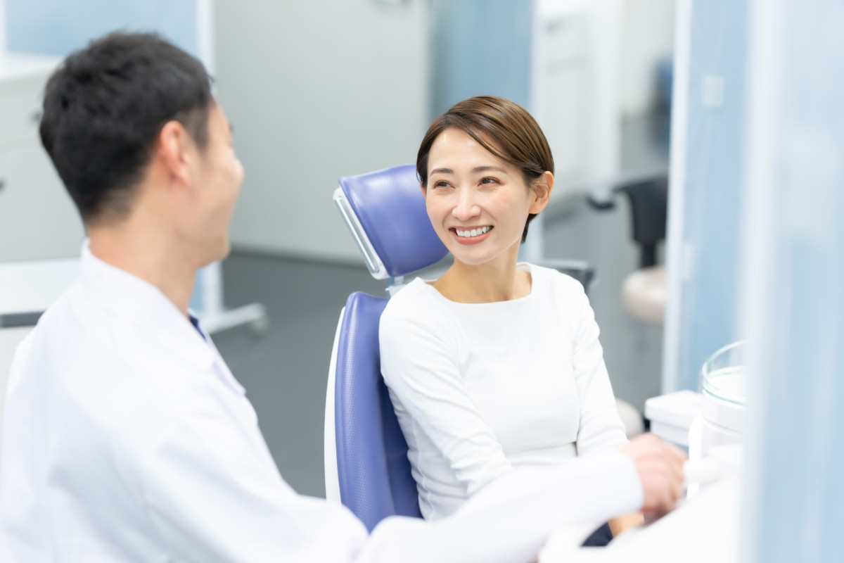 PMTCの流れを説明する歯科医師