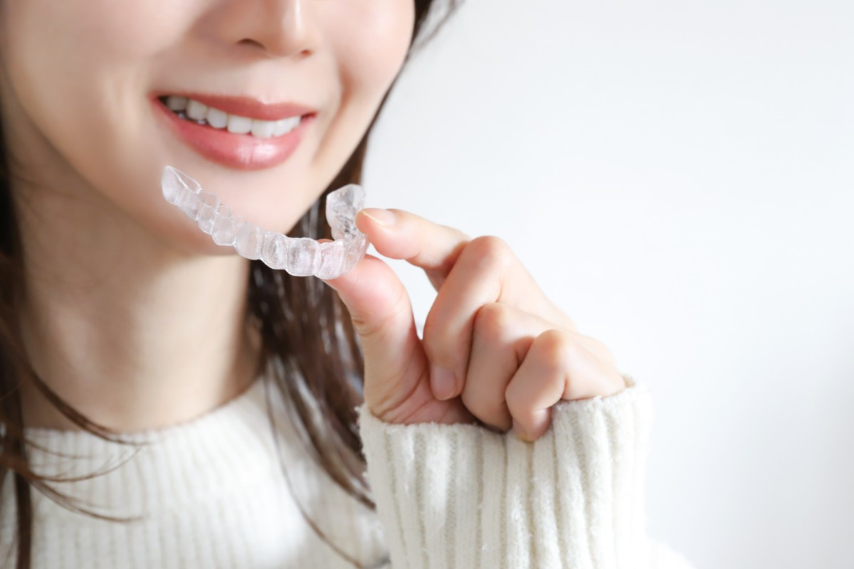 マウスピース矯正治療中の女性