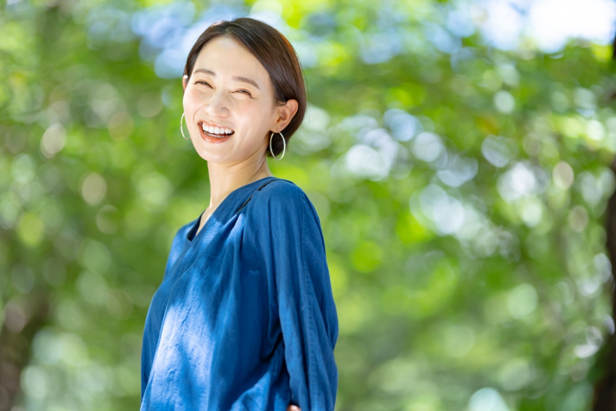 インビザラインで綺麗な歯並びになり笑顔の女性