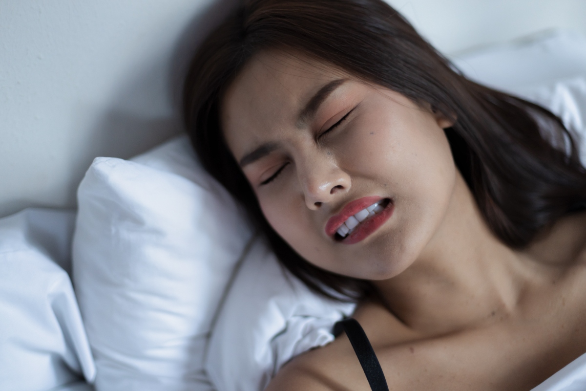 歯ぎしりをして寝ている女性