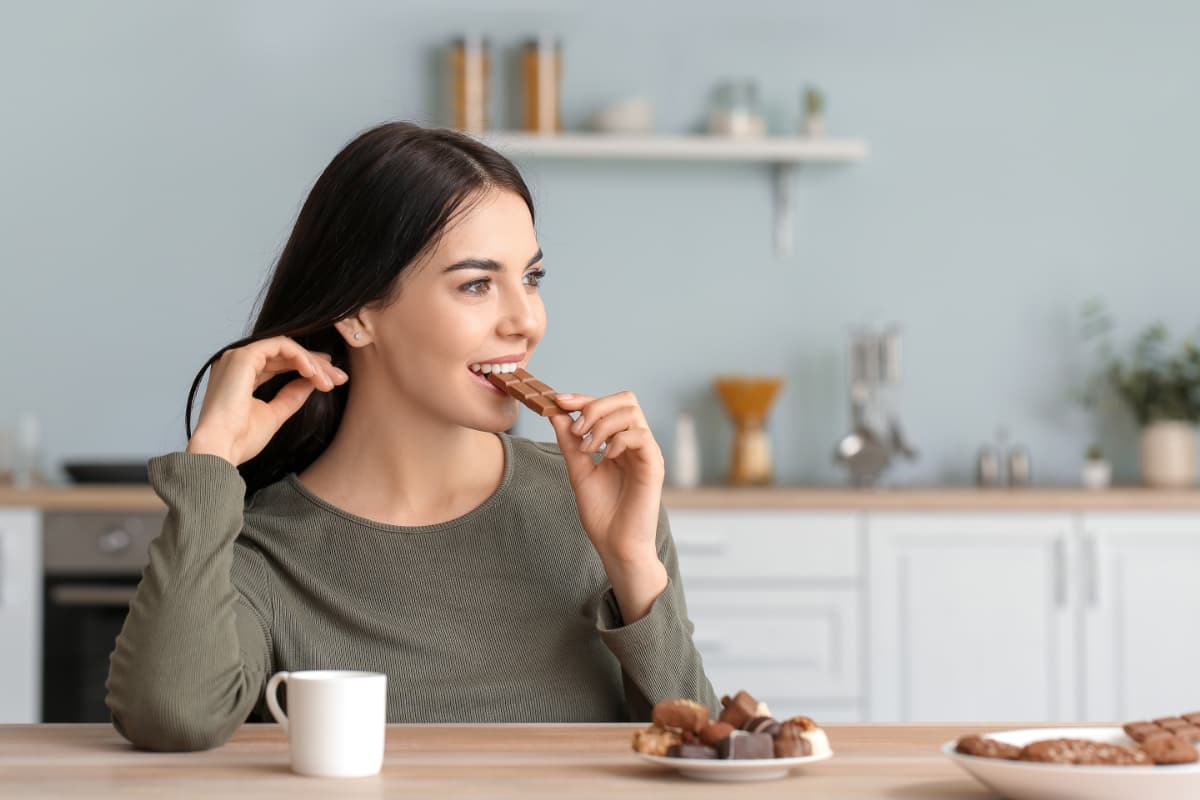 甘いものをよく食べる女性