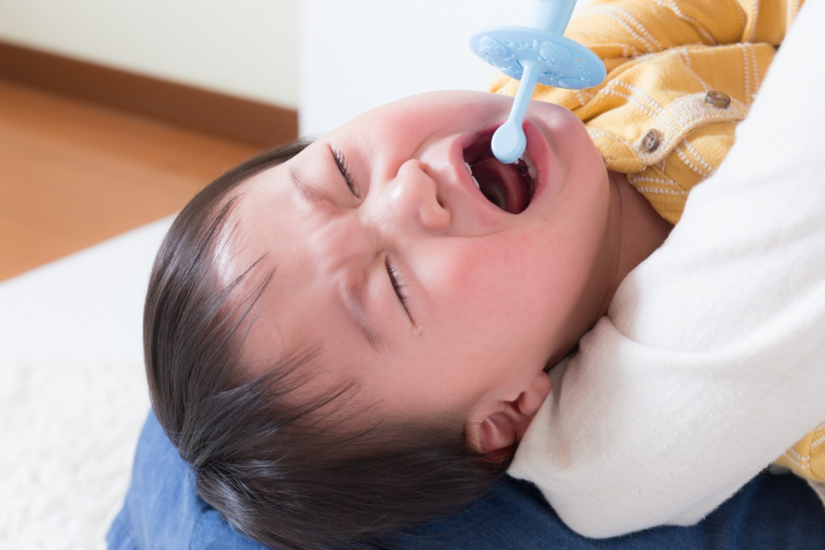 歯磨きを嫌がって泣く子ども