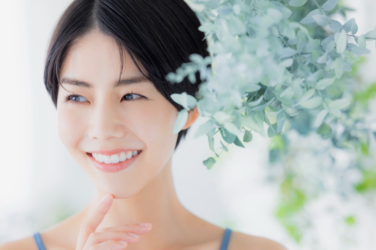 ホワイトニングに満足して微笑む女性